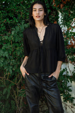 LULU TOP IN SOLID BLACK